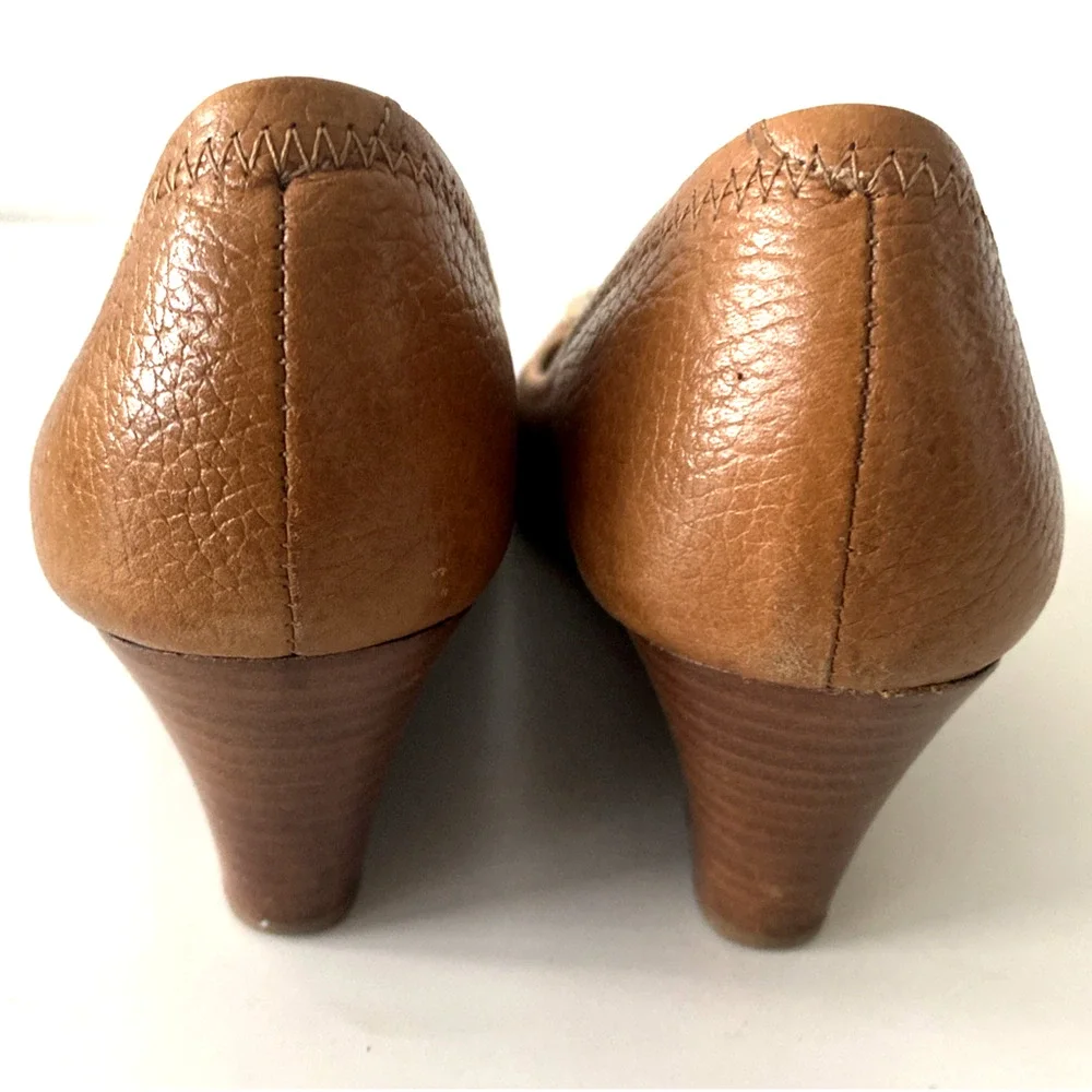Tory Burch Sally Pump Wedge Heel Tan Brown Leather Gold Logo Peep Toe Cognac 8 M